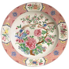 Großer, emaillierter Porzellanteller im chinesischen Exportstil der Famille Rose, um 1900