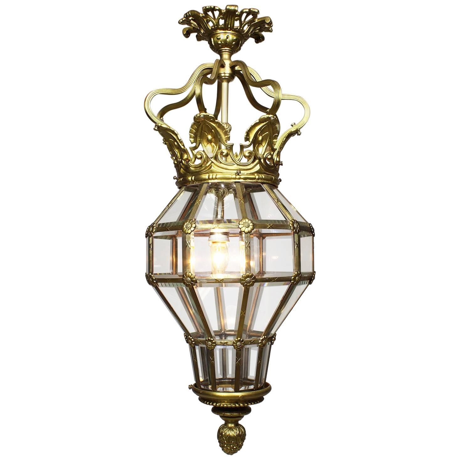 Lanterne suspendue de style "Versailles" en métal doré et verre du début du 20e siècle