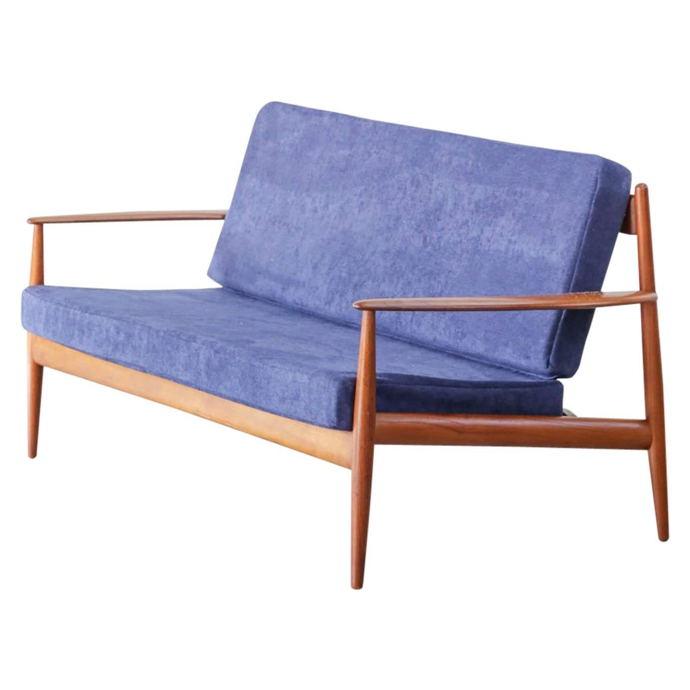 Modernes dänisches Sofa von Grete Jalk, Frankreich, Sohn und Sohn, neu gepolstert im Angebot