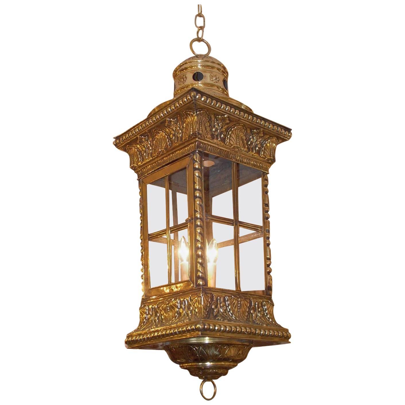 Lanterne de hall à suspendre française en laiton avec coquillage et feuillage en verre, datant d'environ 1830