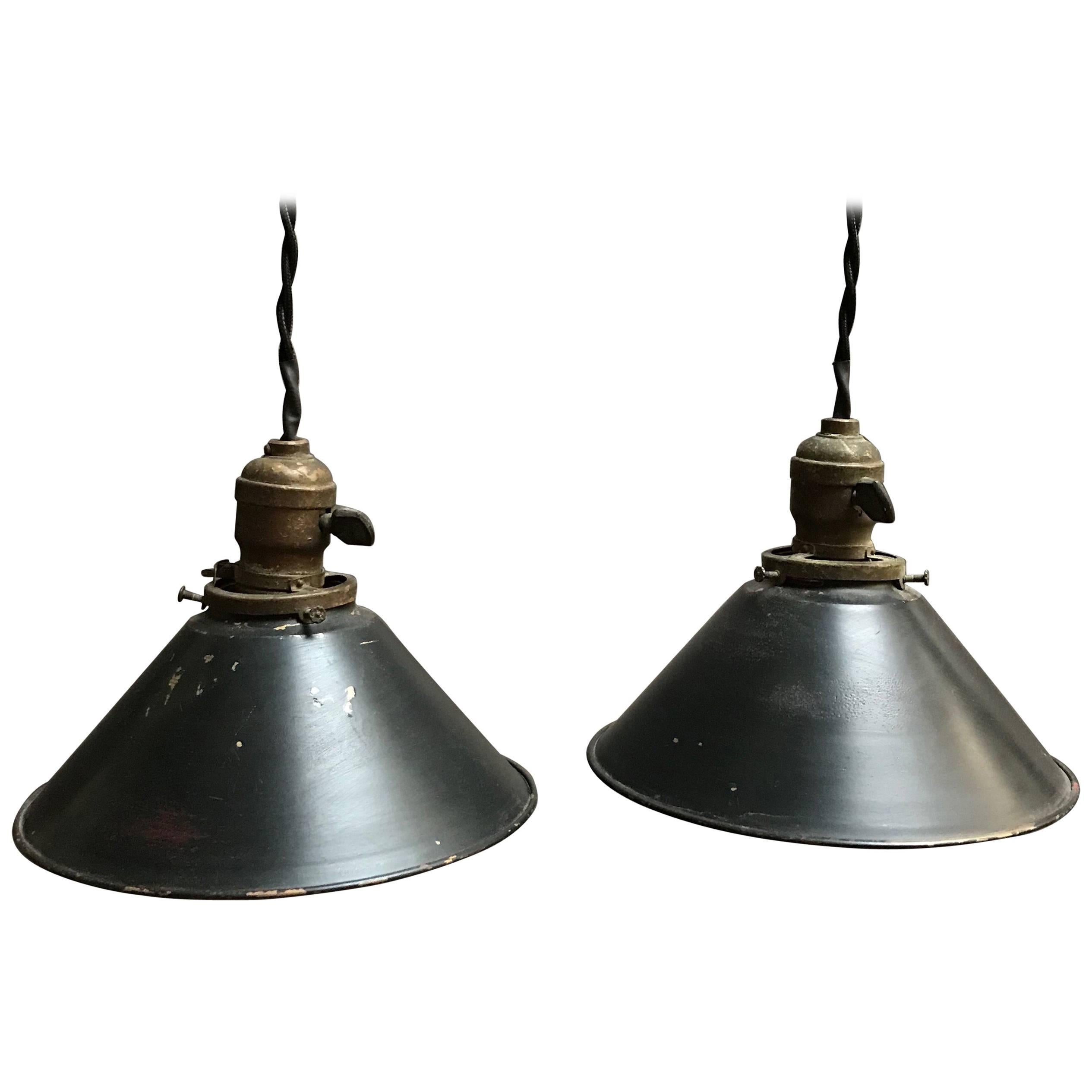 Lampade a sospensione industriali a forma di cono verniciate in nero in vendita