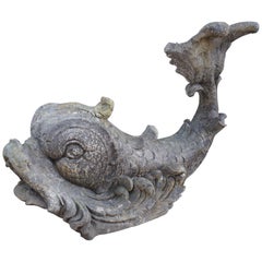 Französische Delfinstatue aus Gussstein und Brunnenauslauf mit antiker Patina