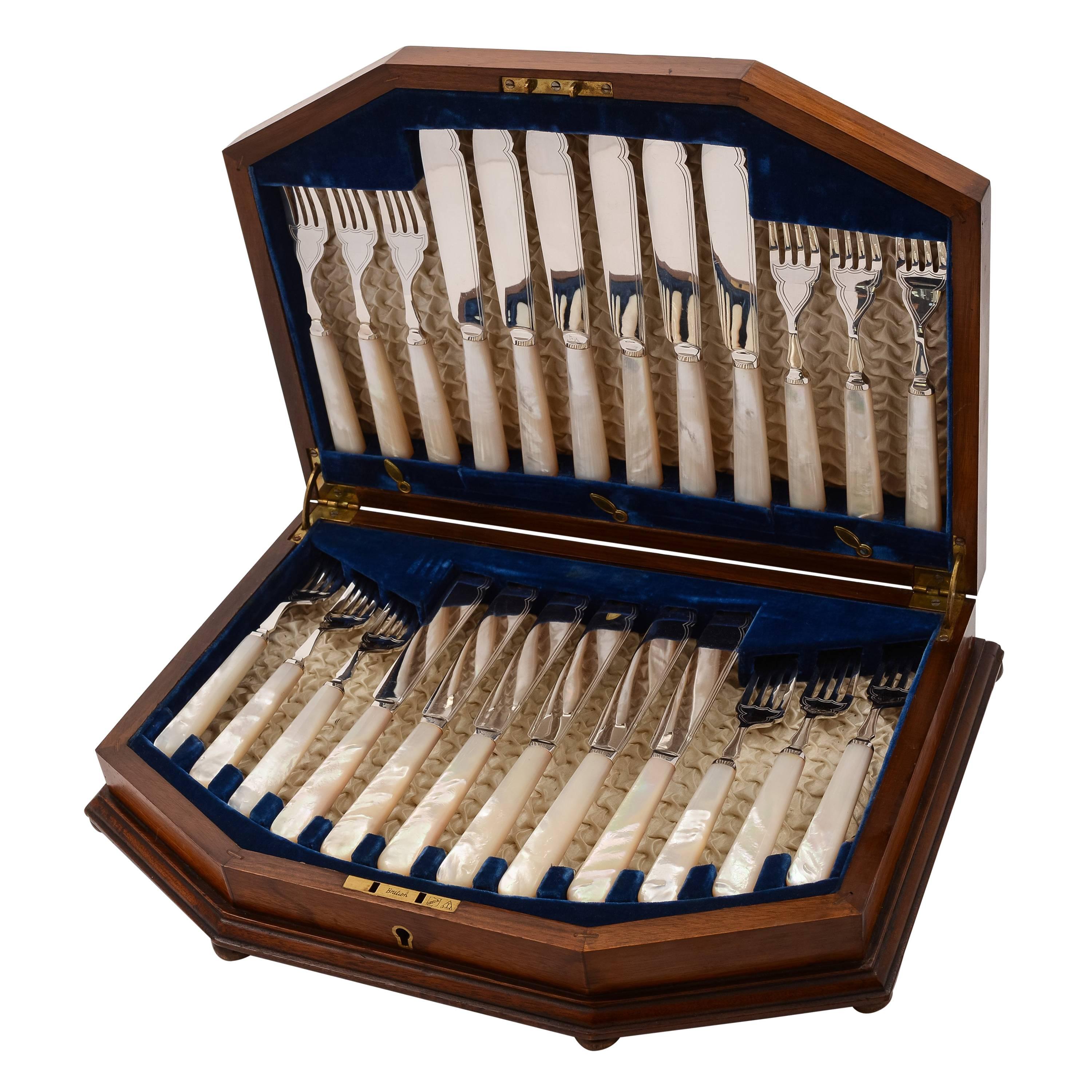 Edwardian Cased Mother-of-Pearl Fish Set, circa 1905 For Sale