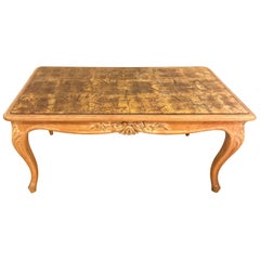 Table basse de style Louis XV blanchie à la chaux avec plateau en verre décoré