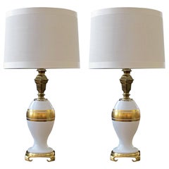 Élégante paire de lampes allemandes en porcelaine blanche avec décoration dorée