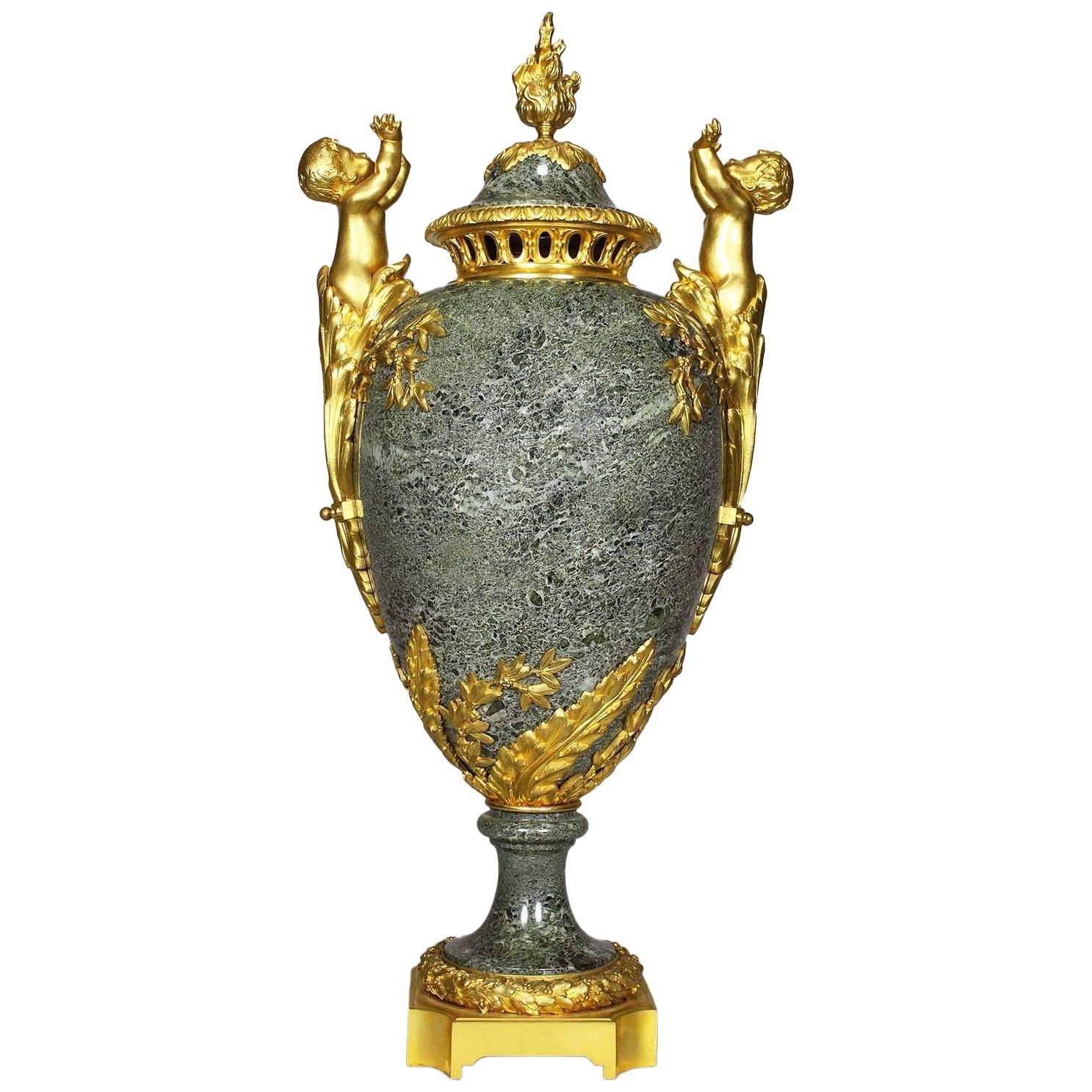 Urna francese del XIX-XX secolo in stile Luigi XVI in bronzo dorato e marmo con bambini in vendita