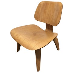 En 1947, Evans Production LCW par Eames pour Herman Miller