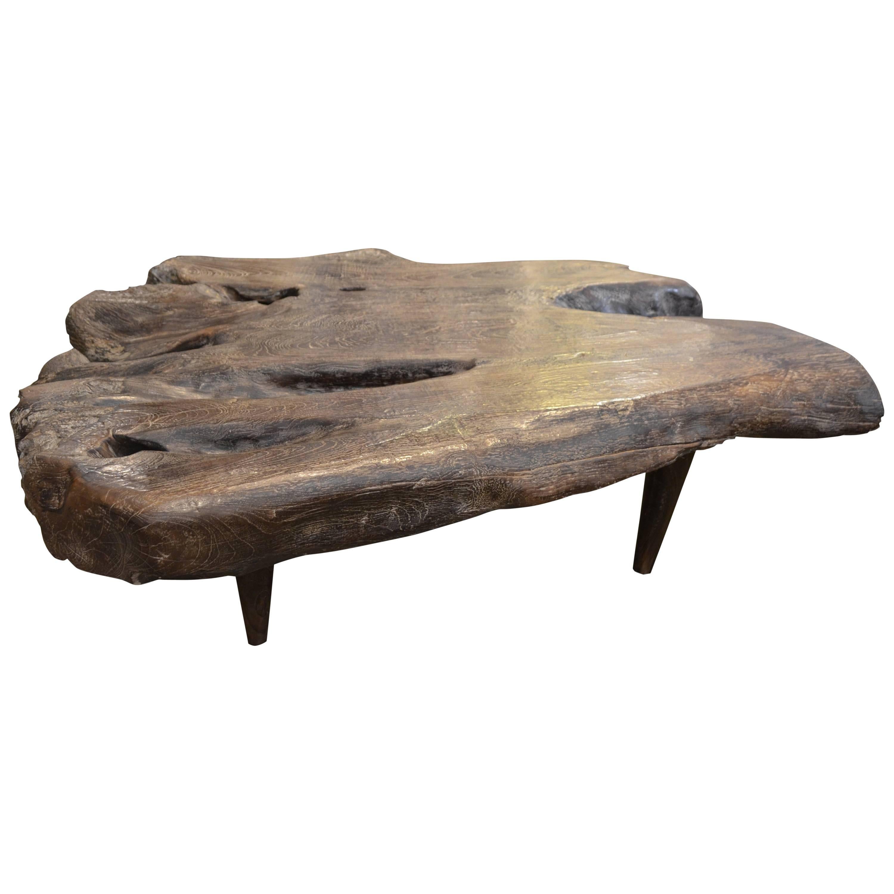 Table basse unique en bois de teck calciné Andrianna Shamaris