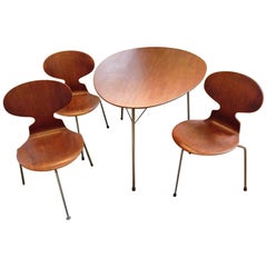 Table à trois pieds en forme d'œuf et trois chaises en forme de fourmi:: tous en teck:: du designer Arne Jacobsen