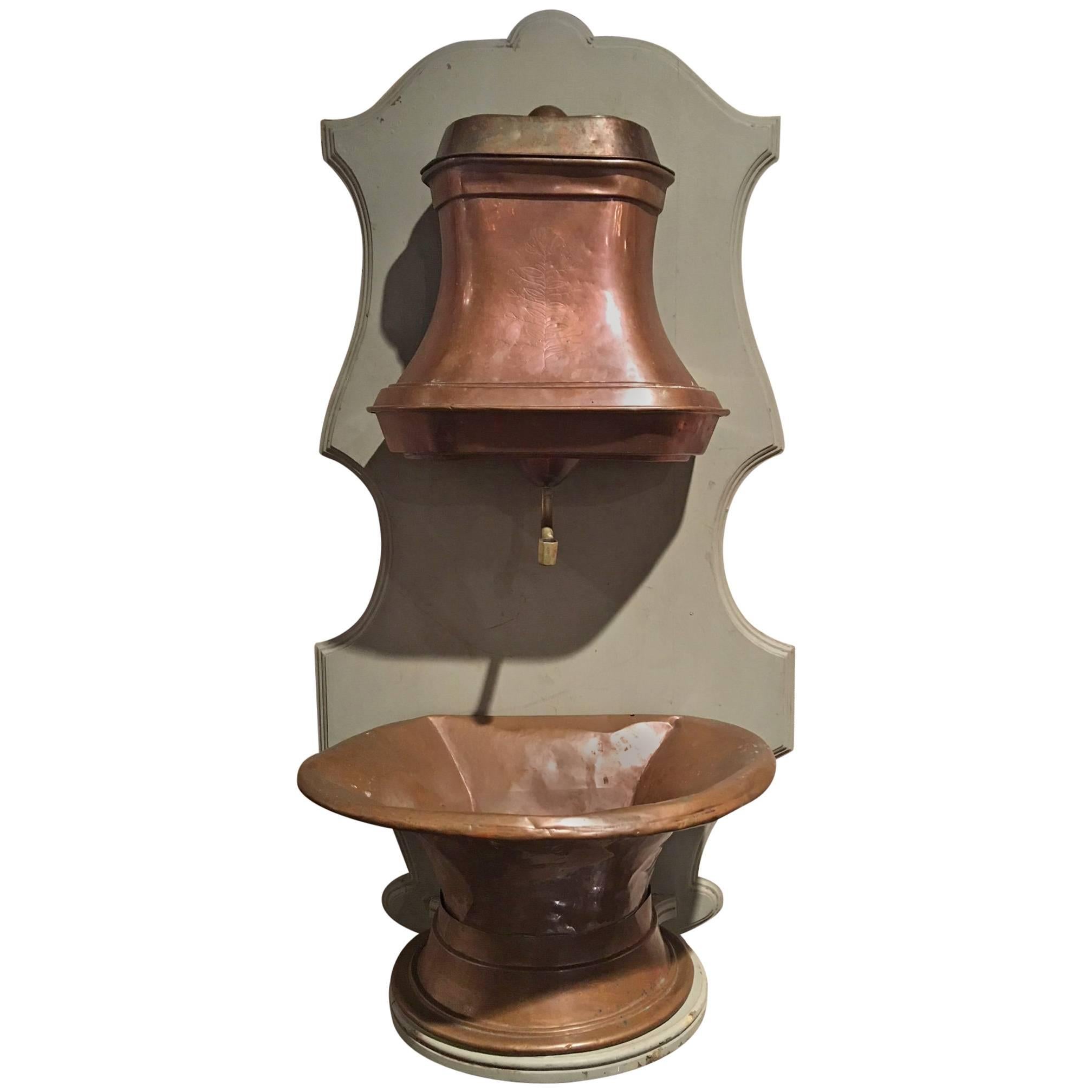 Lavabo francés de cobre con detalles de latón sobre tabla posterior, S. XVIII