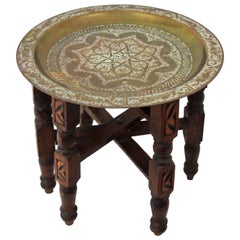 Table à plateau traditionnelle marocaine des années 1950 en laiton et bois:: de taille réduite