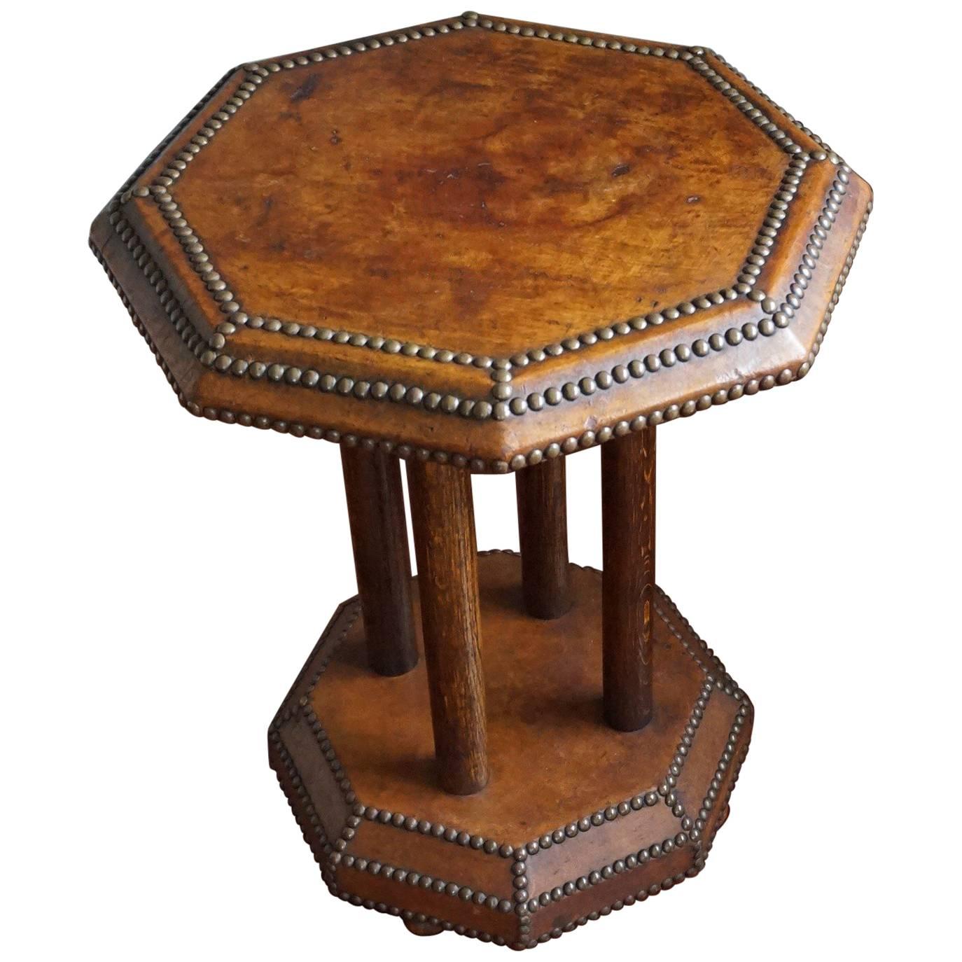 Timeless Art Deco Tiger Oak & Leather Coffee or Occasional Table, England, 1920