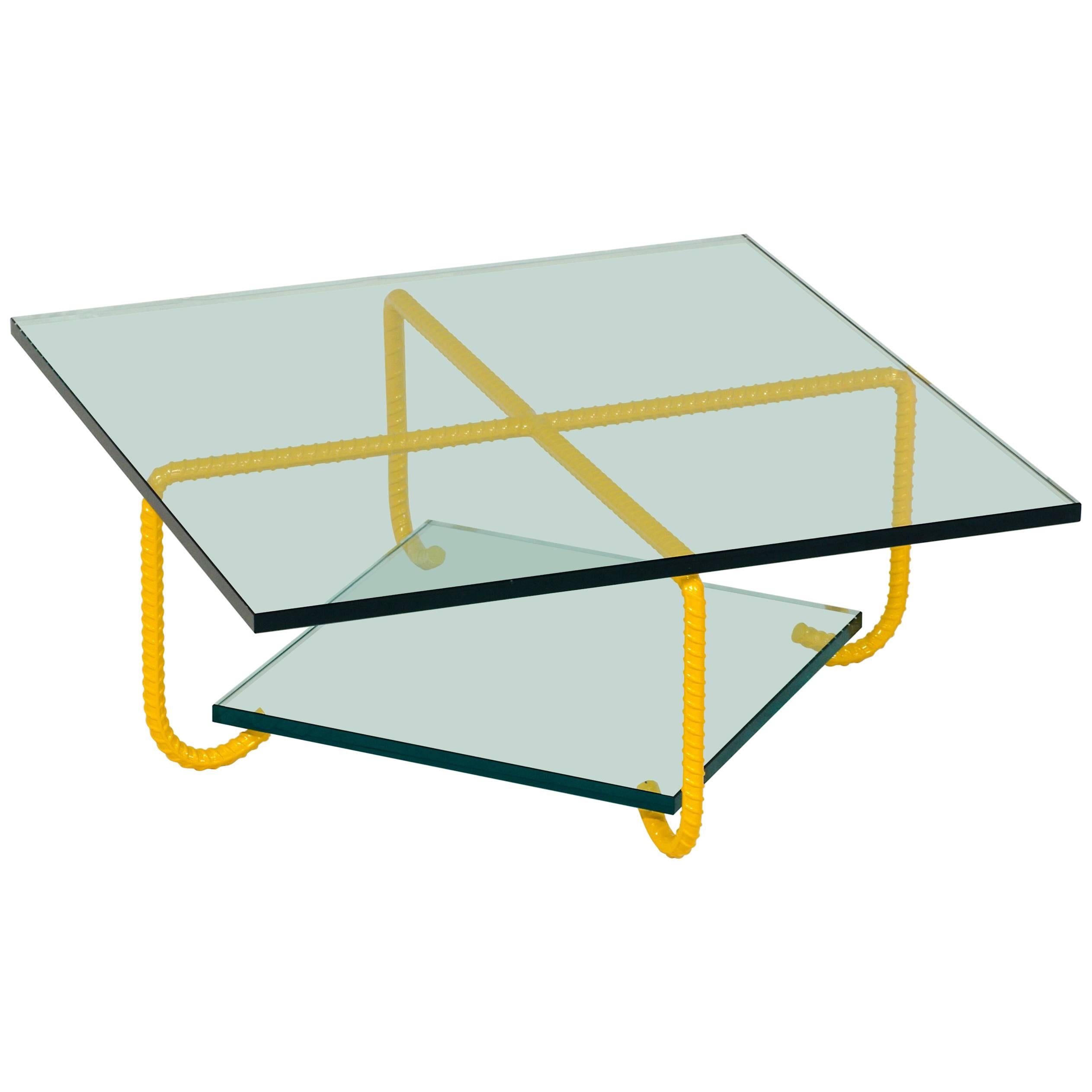 Table basse avec base en acier et plateau en verre