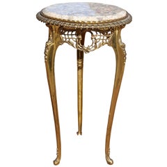 Table d'appoint de style Louis XV à piédestal en laiton et marbre