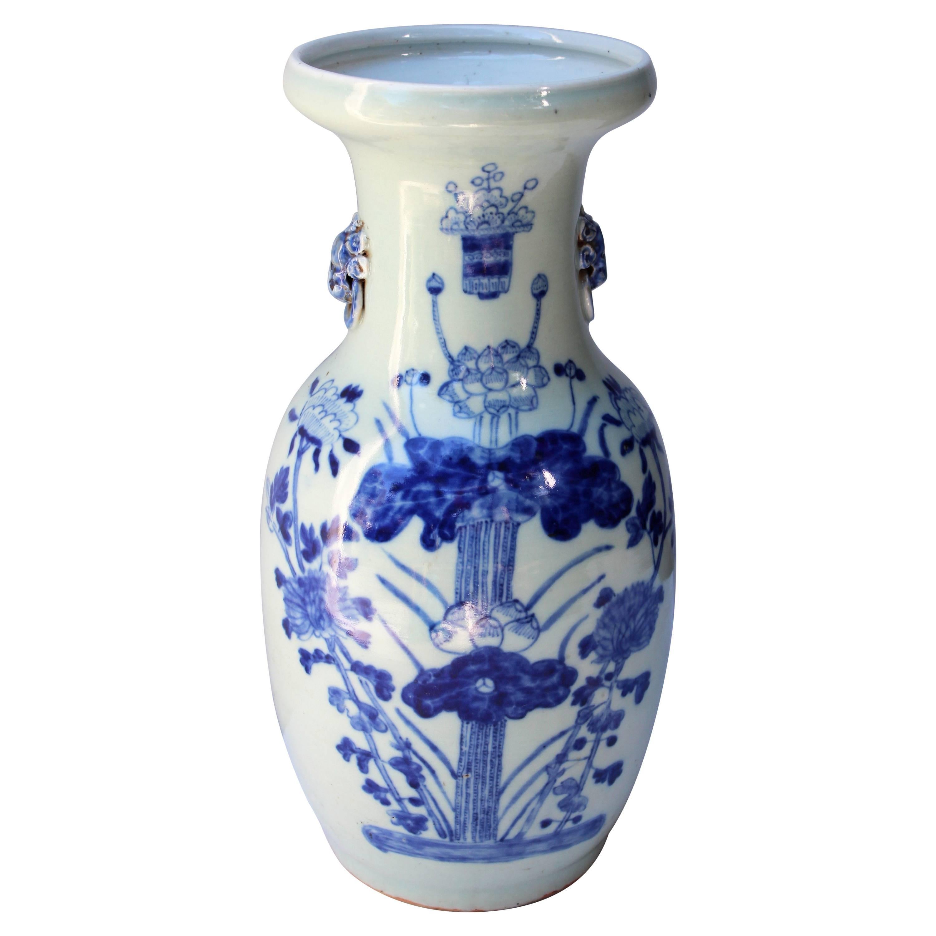 Chinesische blau-weiße Vase in Balusterform