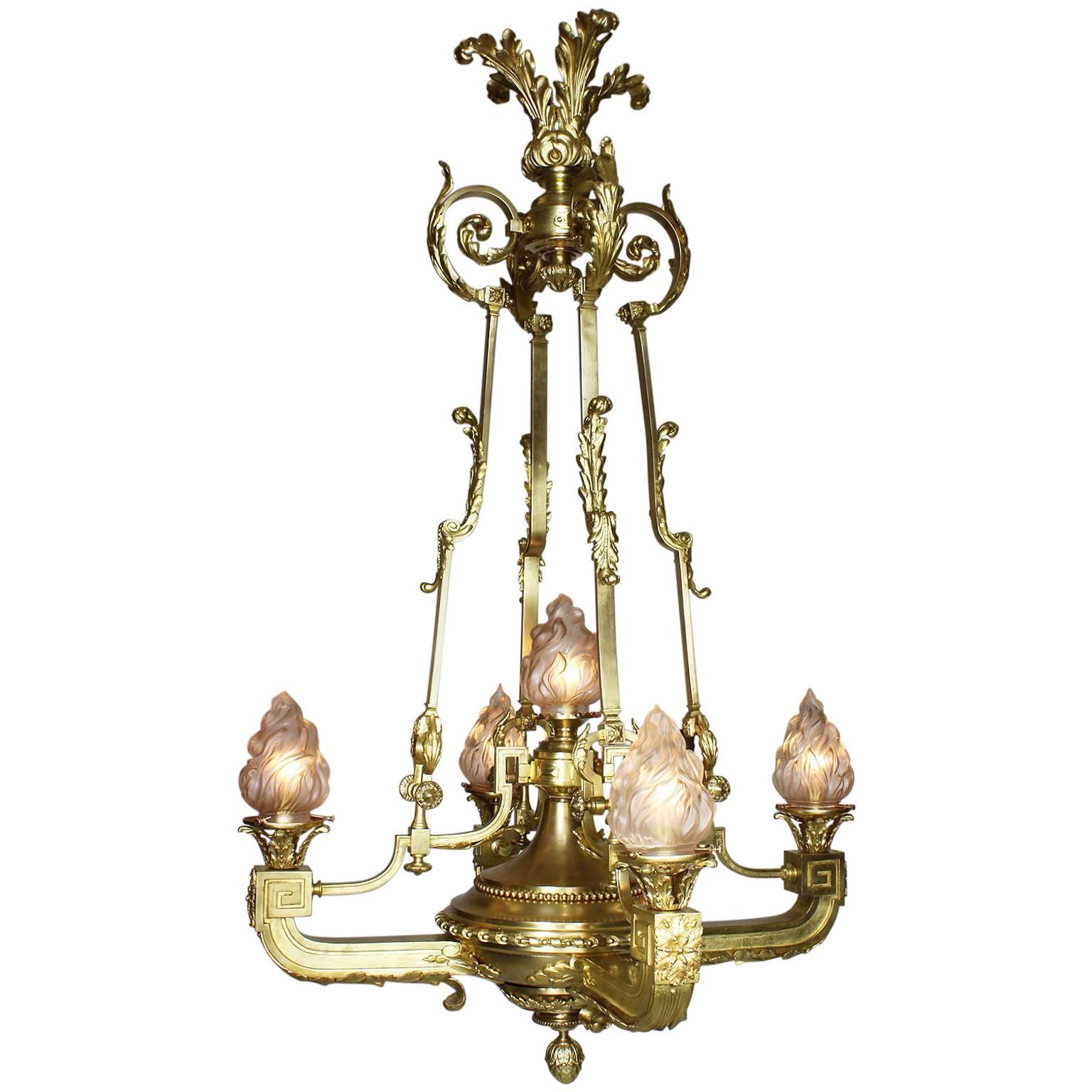 Lustre à cinq lumières en bronze doré de style néoclassique français du XIXe-XXe siècle en vente