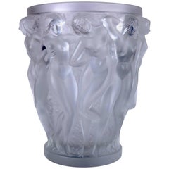Vase "Bacchantes" en cristal Lalique:: haut-relief de femmes en danse:: 20e siècle