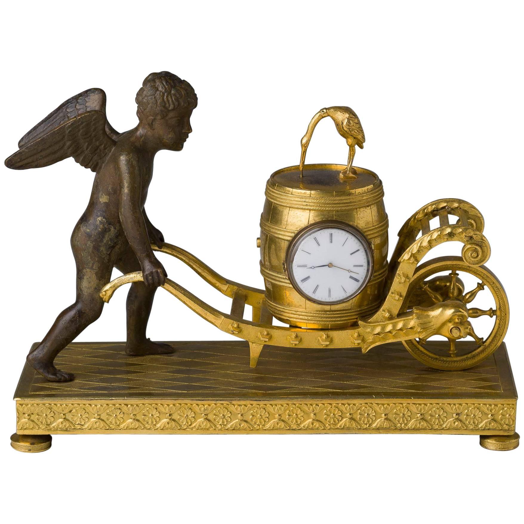 Horloge figurative Empire en bronze patiné et bronze doré