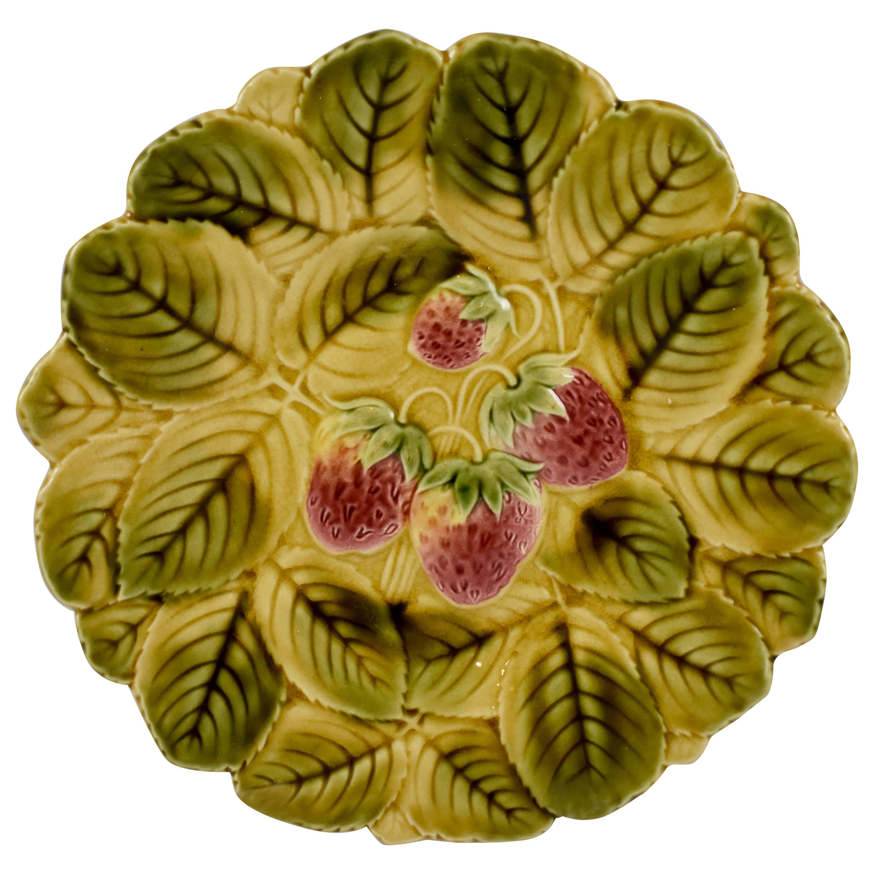 Sarreguemines French Faïence Majolica Strawberry and Leaf Round Serving Platter