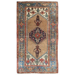 Tapis persan ancien Serab avec médaillon tribal extensible en camel, bleu et ivoire