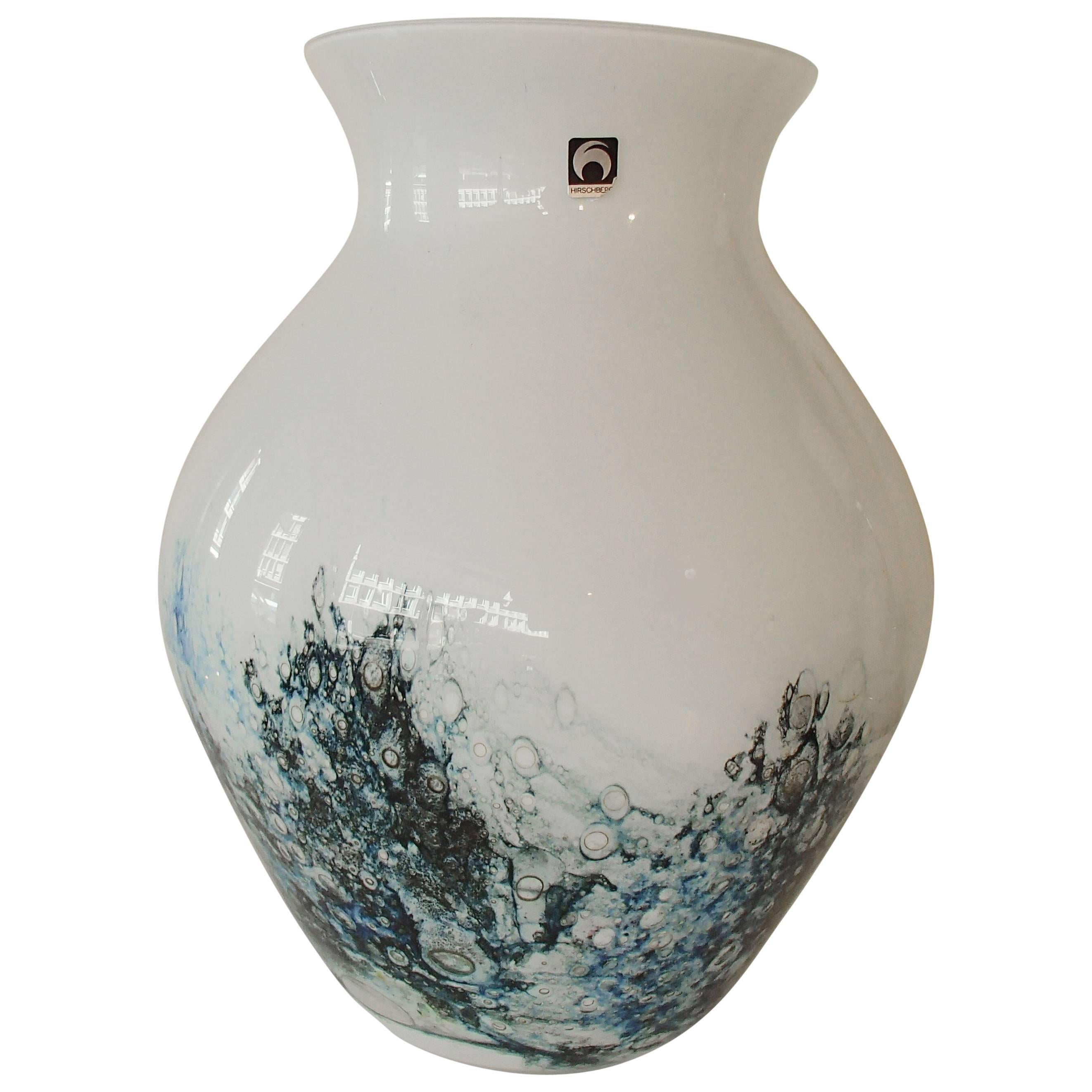 Hugh Vase Hirschberg, weiß und blau, 1980er Jahre im Angebot