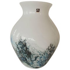 Hugh Vase Hirschberg blanc et bleu des années 1980