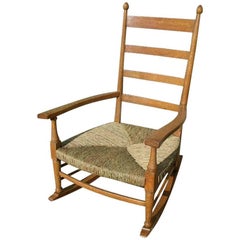 William Birch fauteuil à bascule Arts & Crafts en chêne clair avec assise en jonc récemment lavée