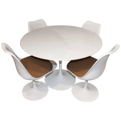 Knoll Mid-Century Modern Dining Table with Four Tulip Chairs by Eero Saarinen Knoll Mid-Century Modern Dining Table with Four Tulip Chairs by Eero Saarinen