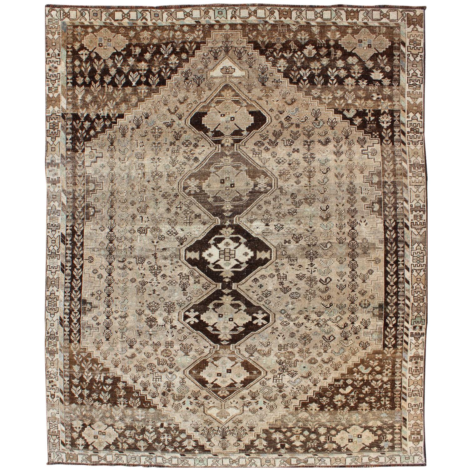 Tappeto Shiraz persiano vintage marrone/taupe con medaglioni verticali sub-geometrici in vendita