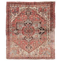 Petit tapis persan ancien Heriz de taille carrée avec médaillon aux couleurs douces