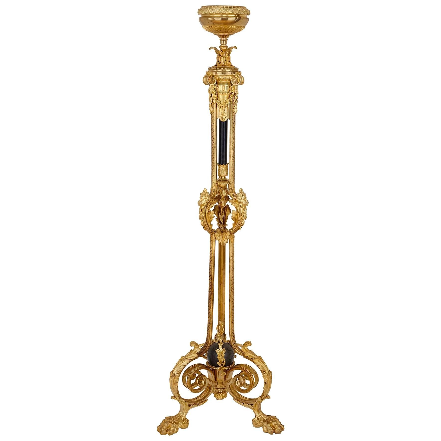 Grand lampadaire torchère de style Louis XVI français ancien en bronze doré en vente