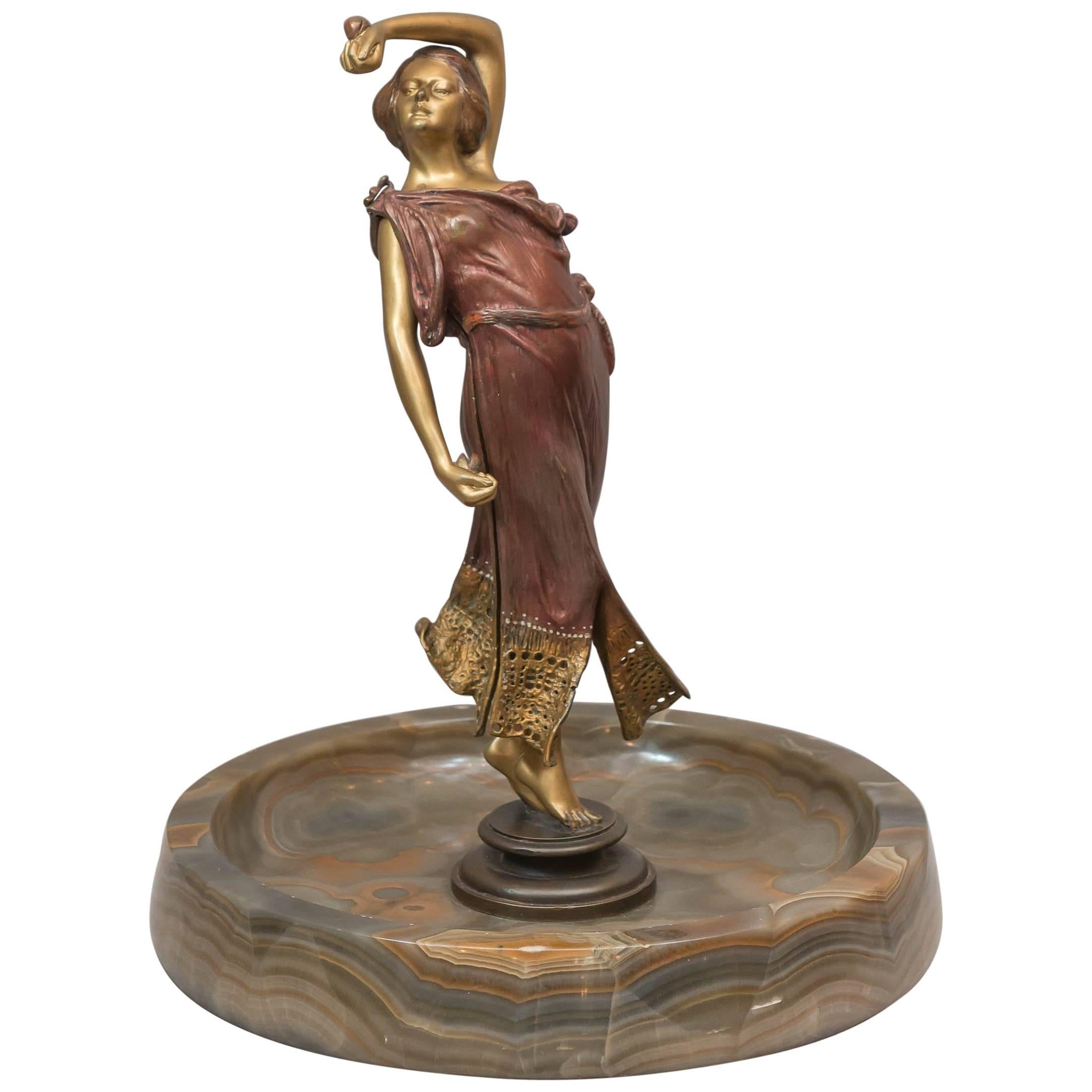 Naughty autrichienne, bronze amovible d'une jeune fille avec une robe amovible vers 1920