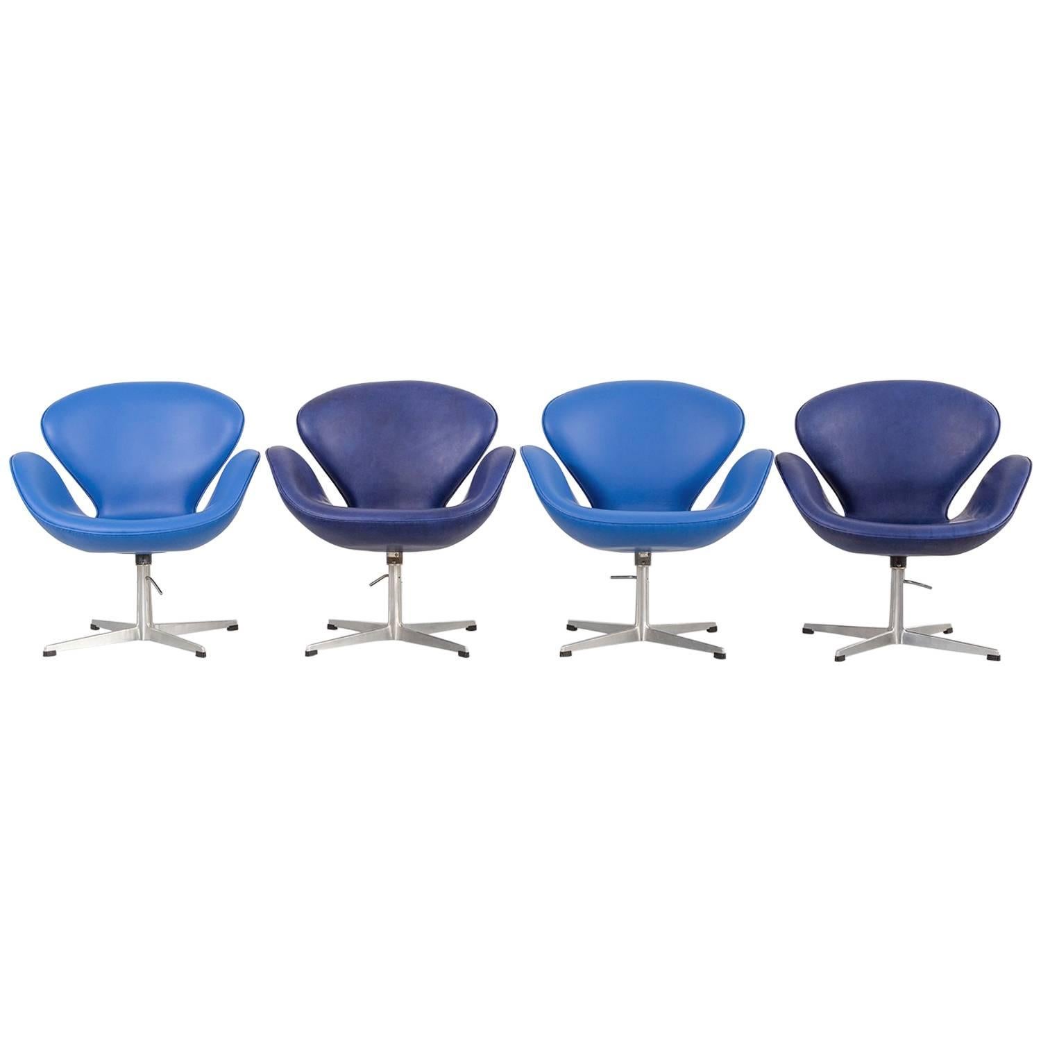 Set of Four Mid-Century Modern Early Edition Arne Jacobsen Swan Chairs For Sale