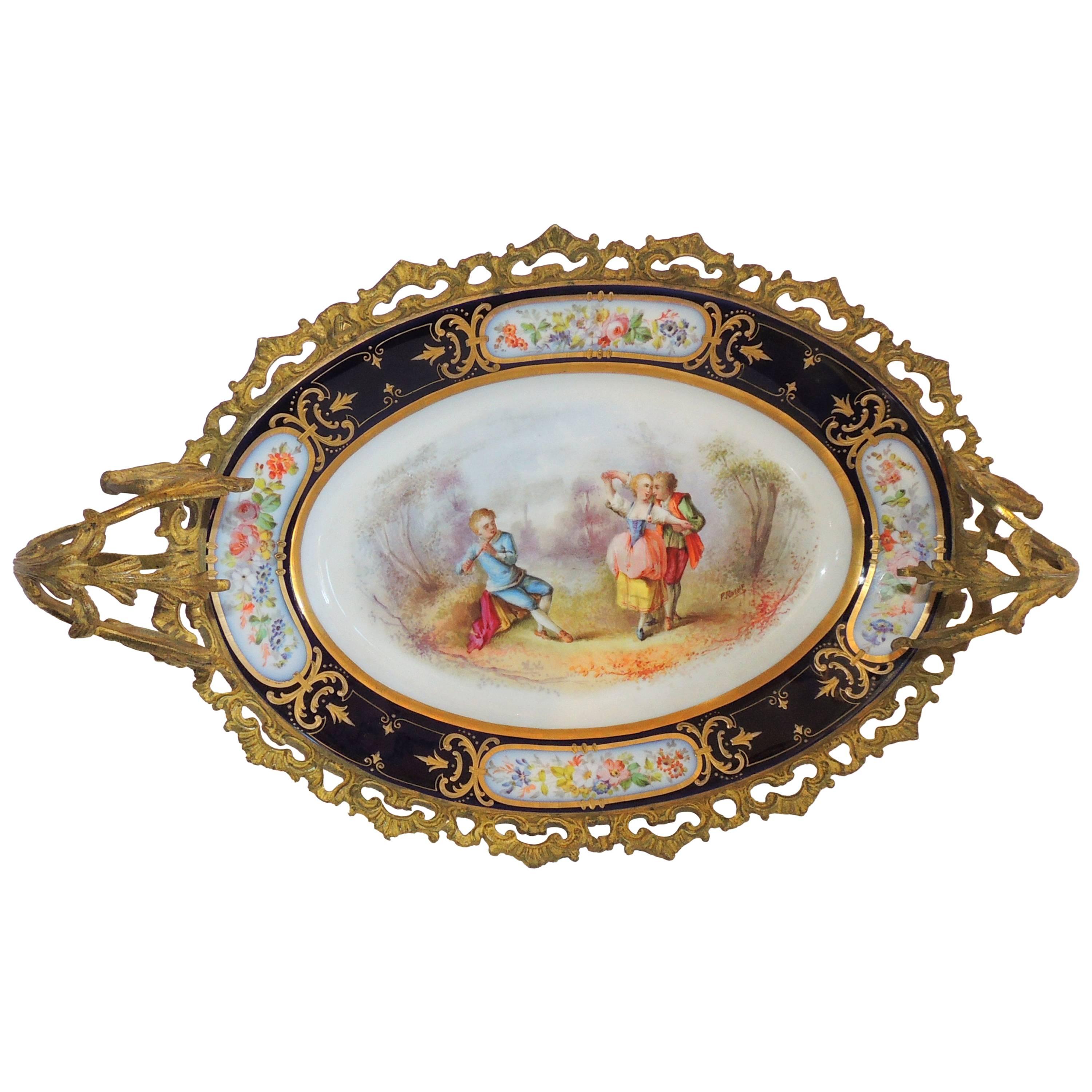 Merveilleux plateau de centre de table français en bronze doré et porcelaine de Sèvres peint à la main en vente