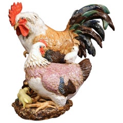 Sculpture française colorée d'animal barbotine peinte à la main avec poulet et coqs