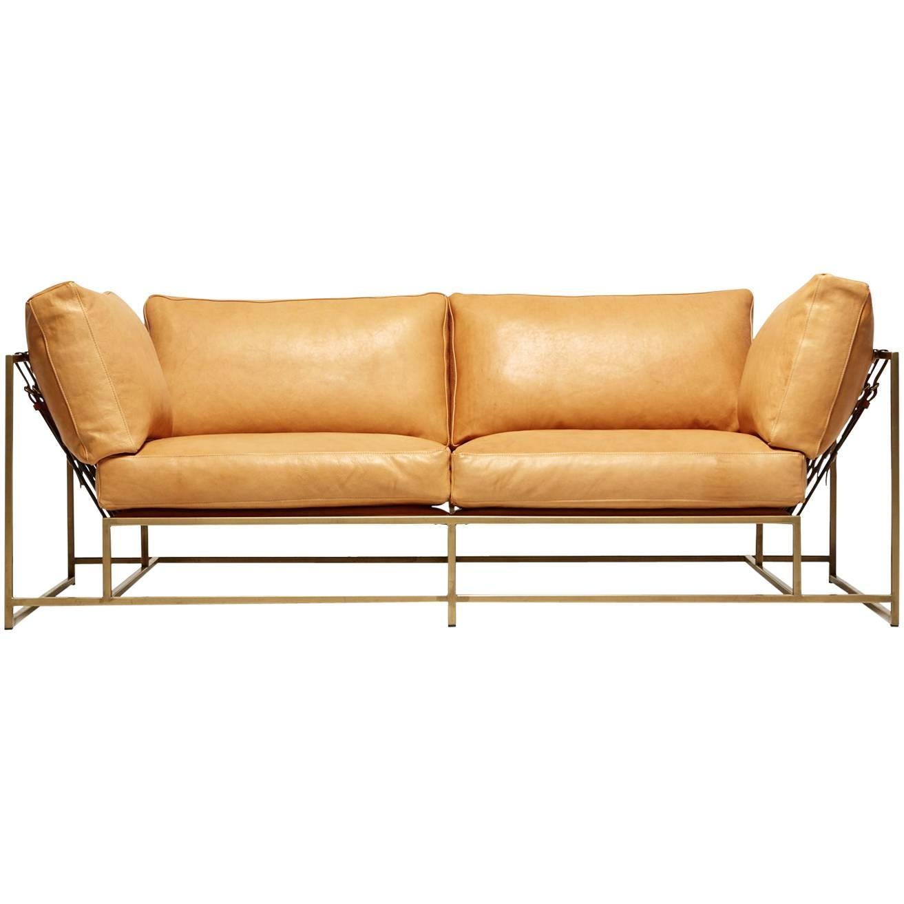Zweisitzer-Sofa aus natürlichem Leder und antikem Messing im Angebot