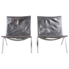 Pair of PK 22 Lounge Chairs in Patinated Leather