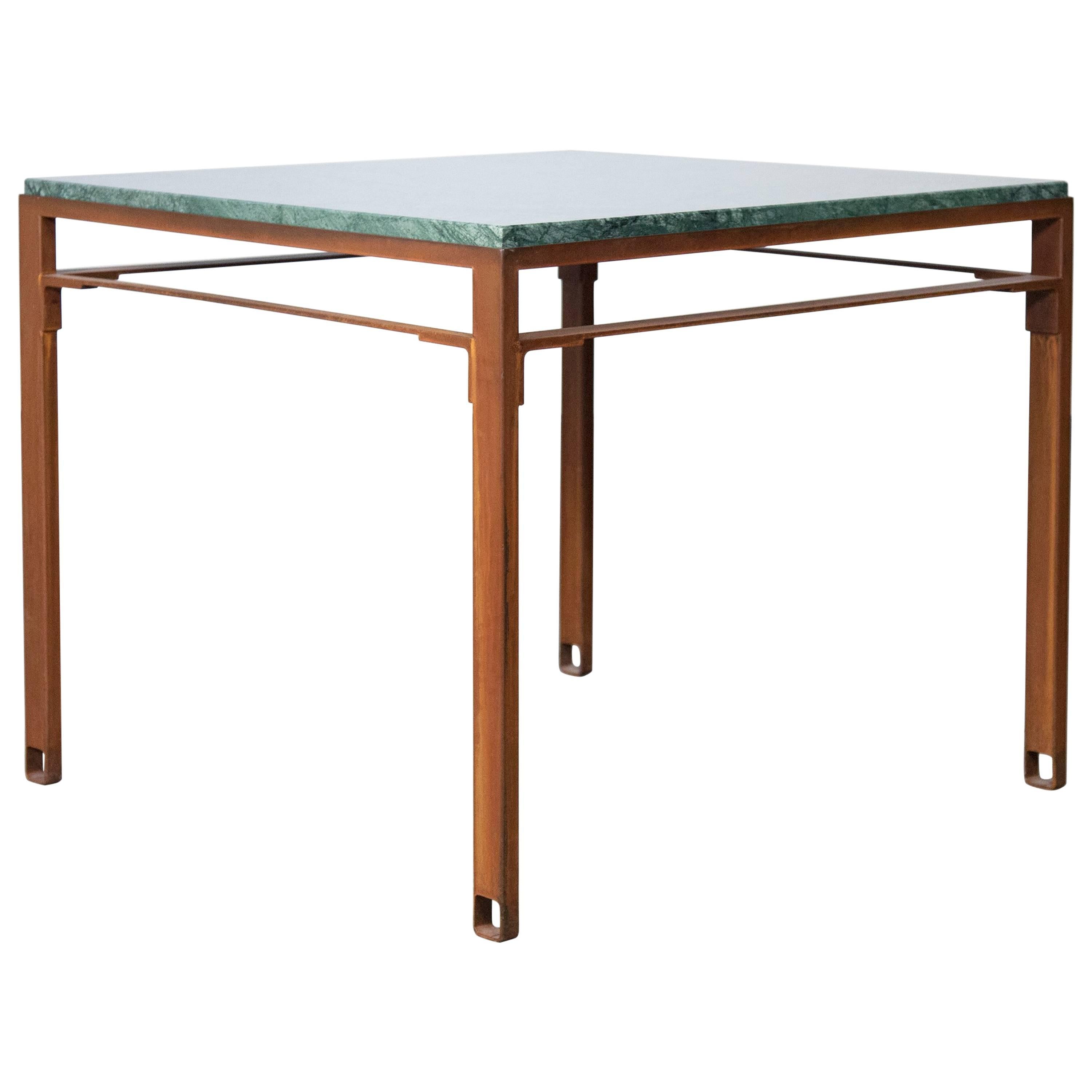 Table carrée en acier oxydé contemporain et marbre vert émeraude