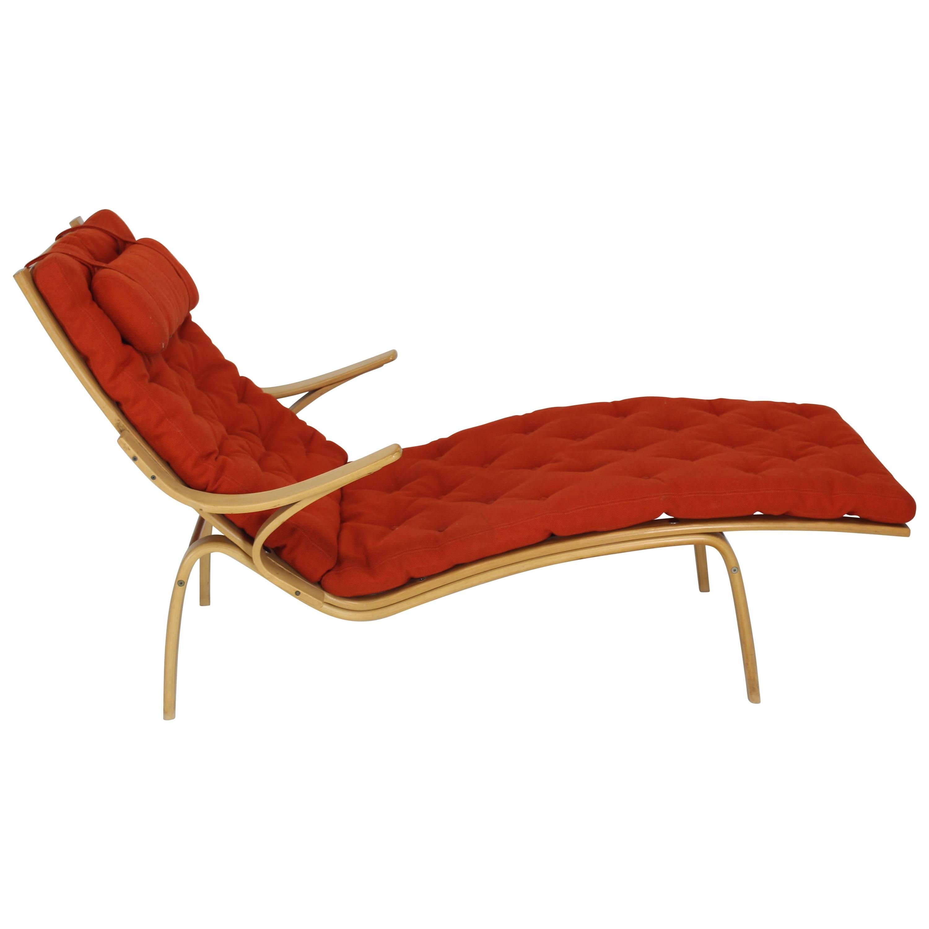 Bentwood Wool Upholstery Chaise Lounge Chair by Alvar Aalto for Artek 
