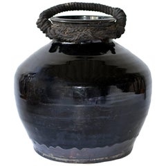 Ancienne jarre noire avec corde, poterie chinoise artisanale