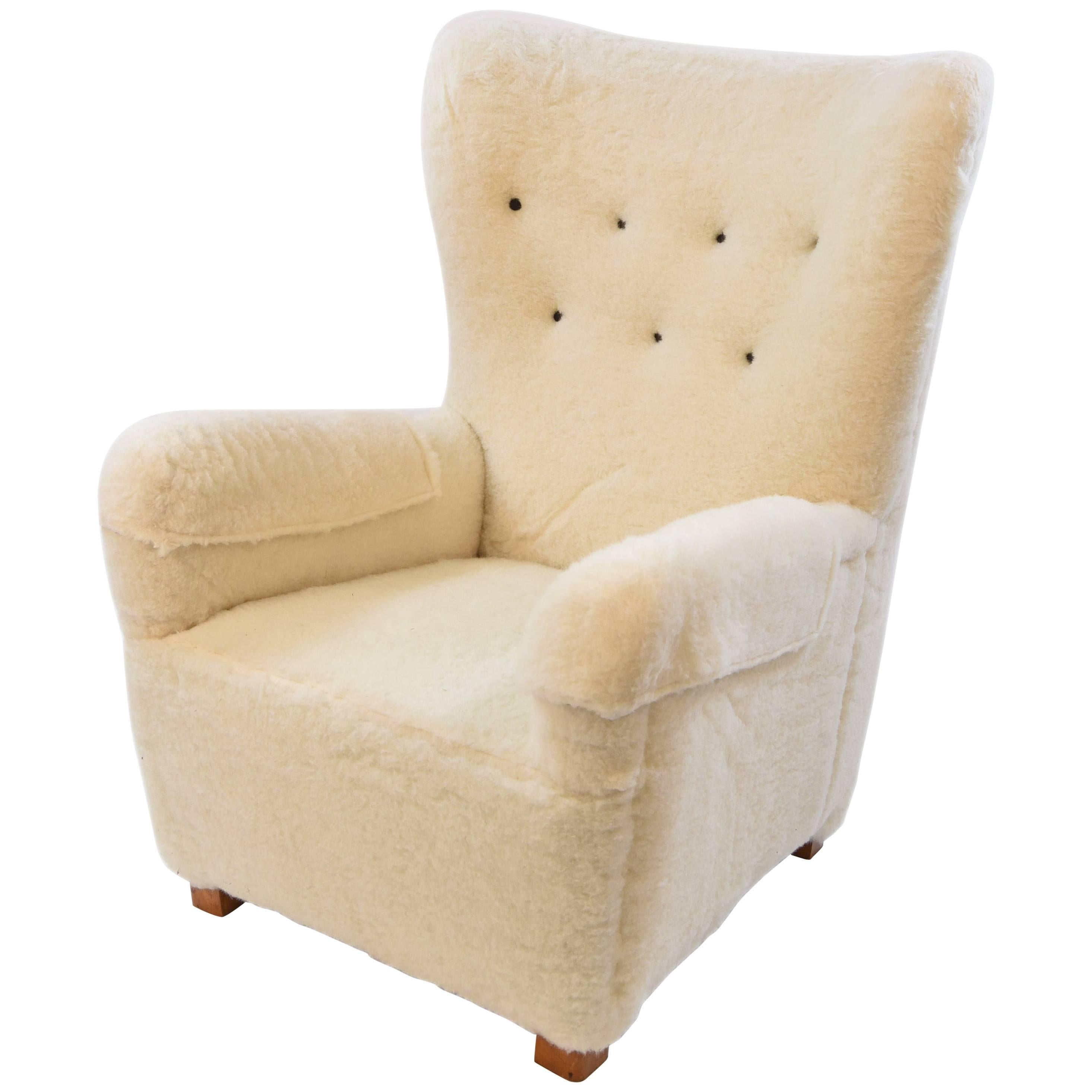 Fritz Hansen Model 1672 Easy Chair in Lamb’s Wool Upholstery