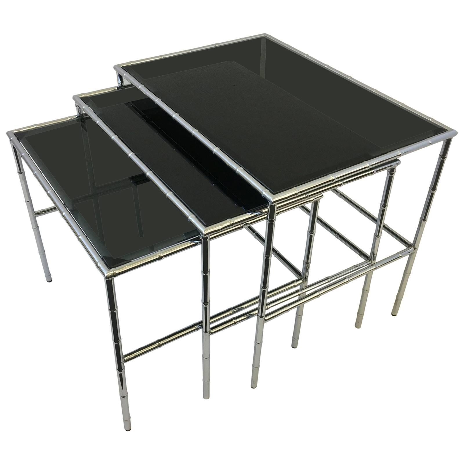 Ensemble de trois tables gigognes en chrome et verre fumé et faux bambou