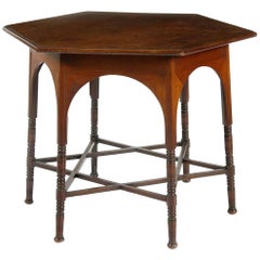 Liberty 
Co. Table centrale en noyer sur pieds tournés unis par un brancard en forme d
étoile