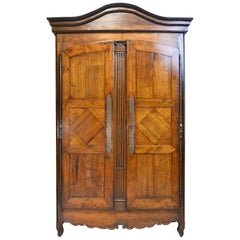 Armoire de campagne française du XVIIIe siècle en noyer avec bonnet arqué