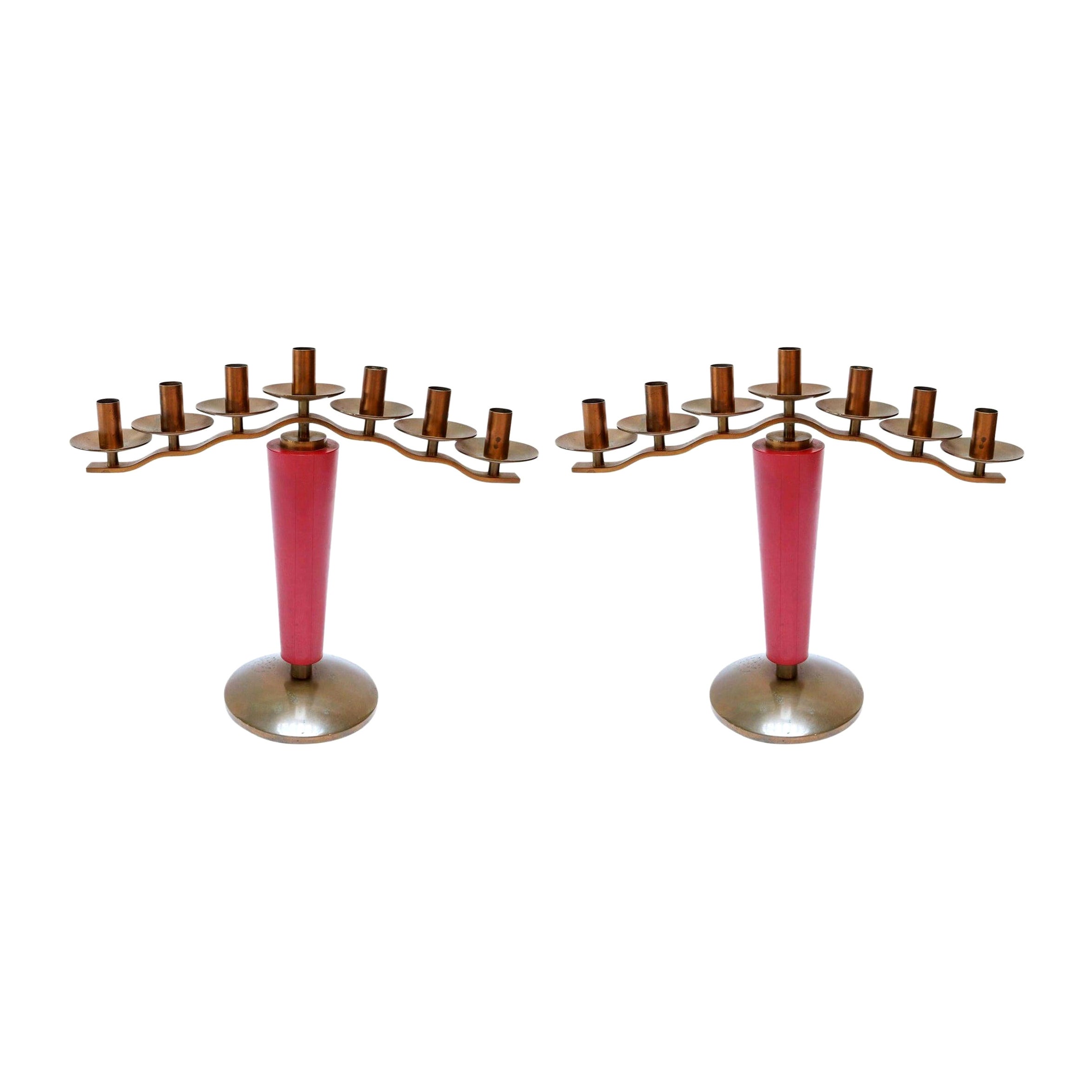 Ein Paar französische Art-Déco-Kerzenhalter aus Messing und rotem Holz aus den 1940er Jahren
