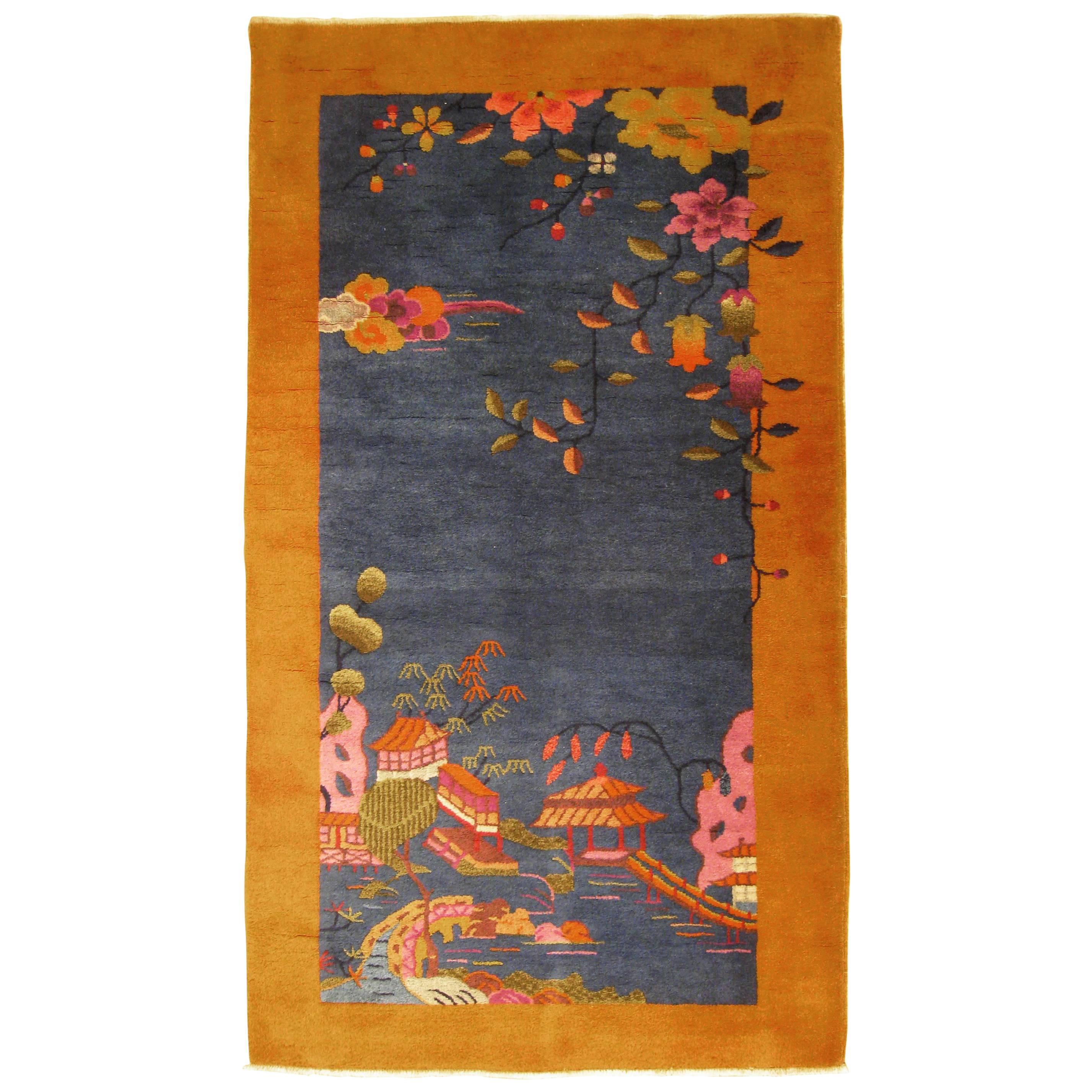 Tapis oriental Art Déco chinois ancien, de petite taille avec bordure bleue et or en vente