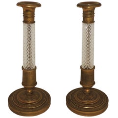 Paar französische Empire-Kerzenständer aus Bronze und geschliffenem Kristall mit Goldbronze-Beschlägen, Empire-Stil