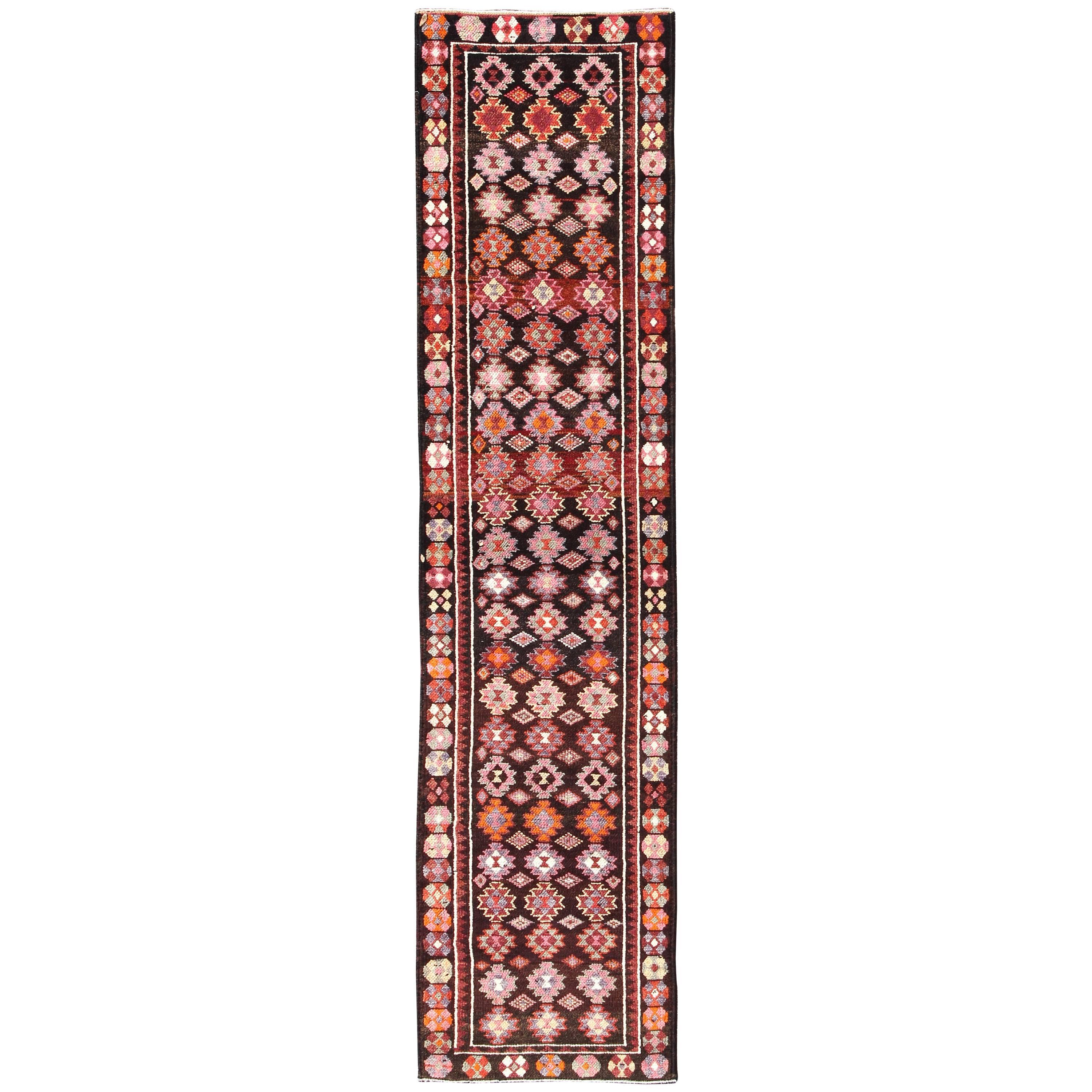 Tapis de couloir turc Oushak vintage coloré à fond marron avec motif géométrique