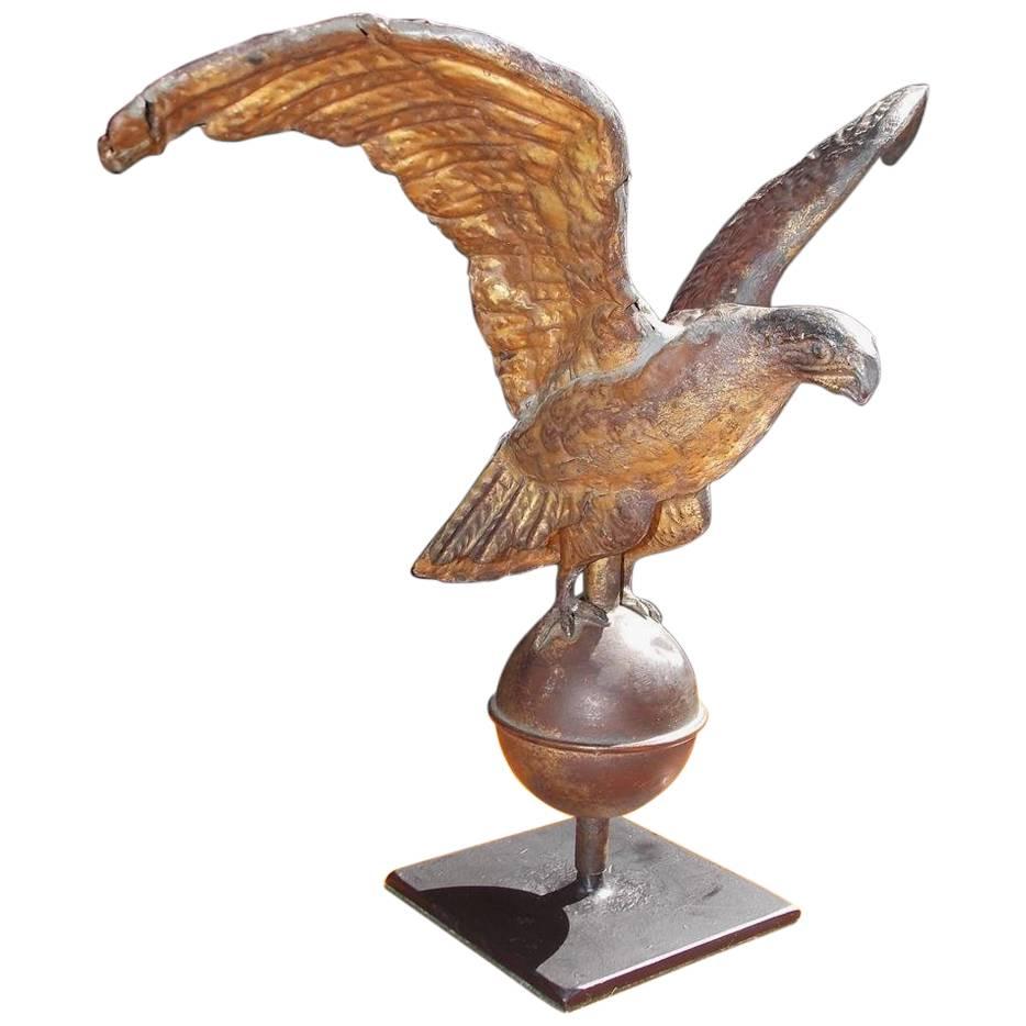 Petite girouette américaine en cuivre doré représentant un aigle sur un support en fer, vers 1810