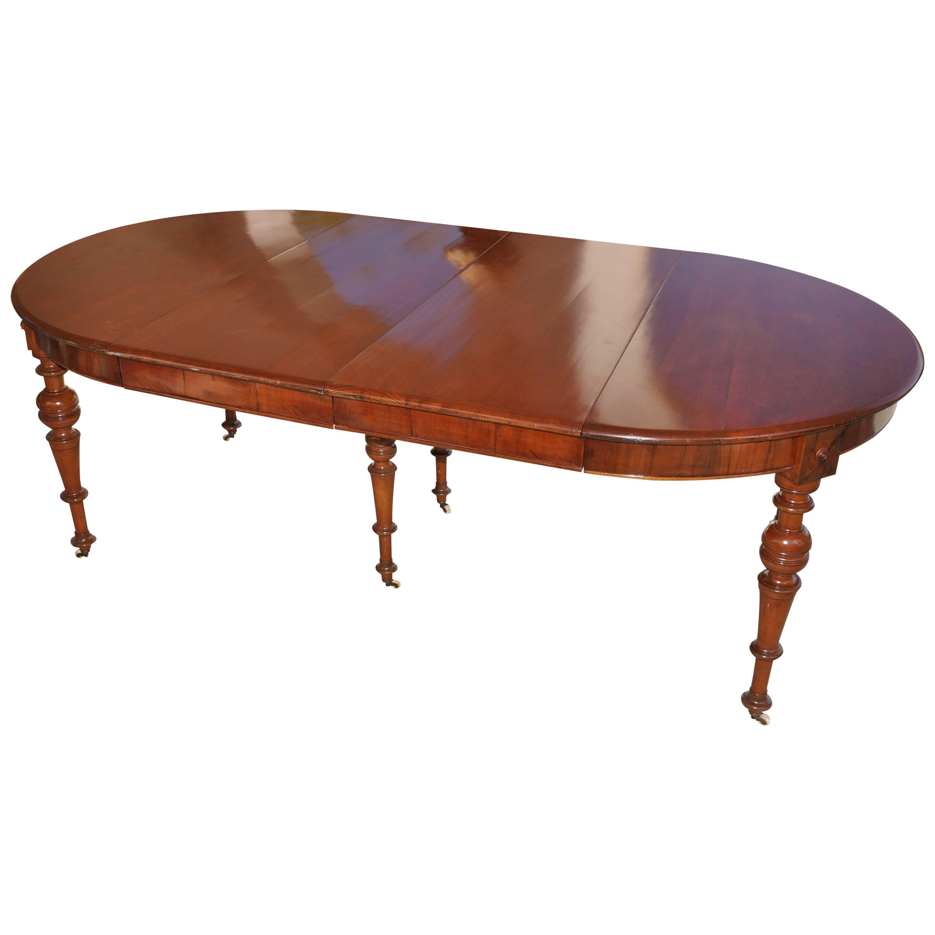 19th Century Round Dining Table in Walnut For Sale